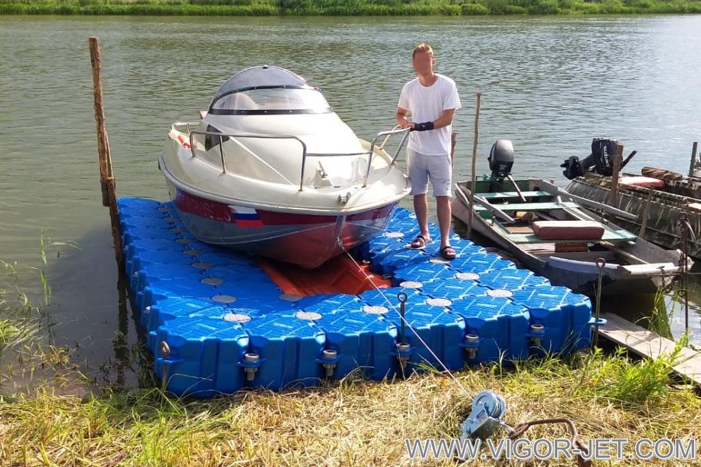 Владелец рядом с катером VIGOR 480 (S) Walk Around на понтоне